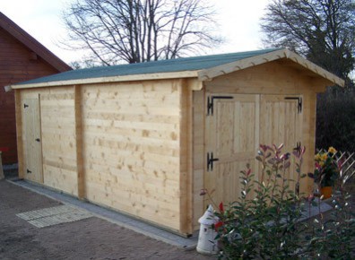 Abri garage avec madriers de bois épais et résistants